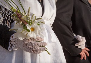 Un bouquet et une ceinture autour de la taille